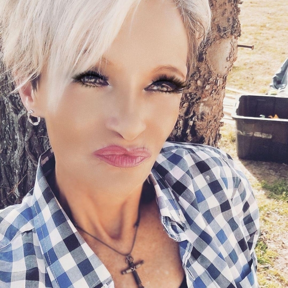 Meet your Posher, Renea - Picture 2 of 4